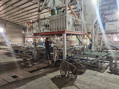 新疆建筑結構保溫一體化免拆模板生產(chǎn)線投產(chǎn)視頻